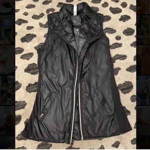 Lululemon Women’s reversible quilted black vest. Size 6